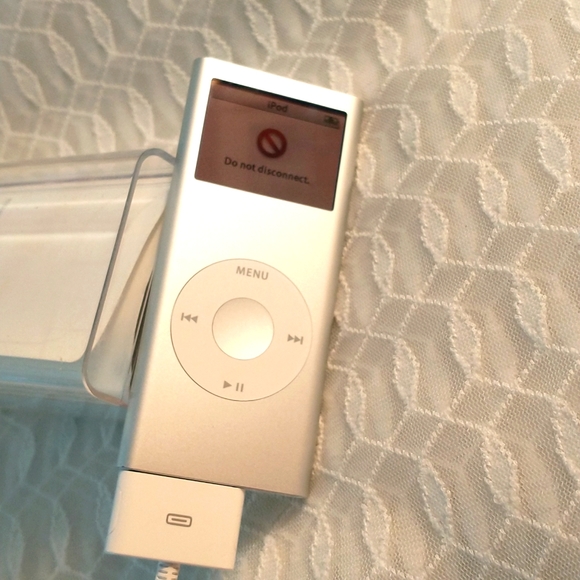 Apple iPod Nano A1199 2GB - 2nd Generation - Silver (MA477LL/A) - D1 - Picture 3 of 5